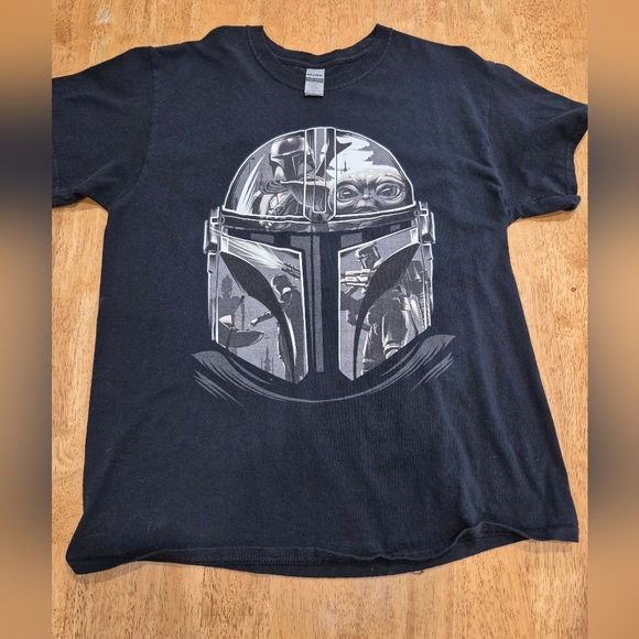 🔥 EUC Star Wars The Mandalorian Black Graphic T-Shirt - Picture 1 of 6